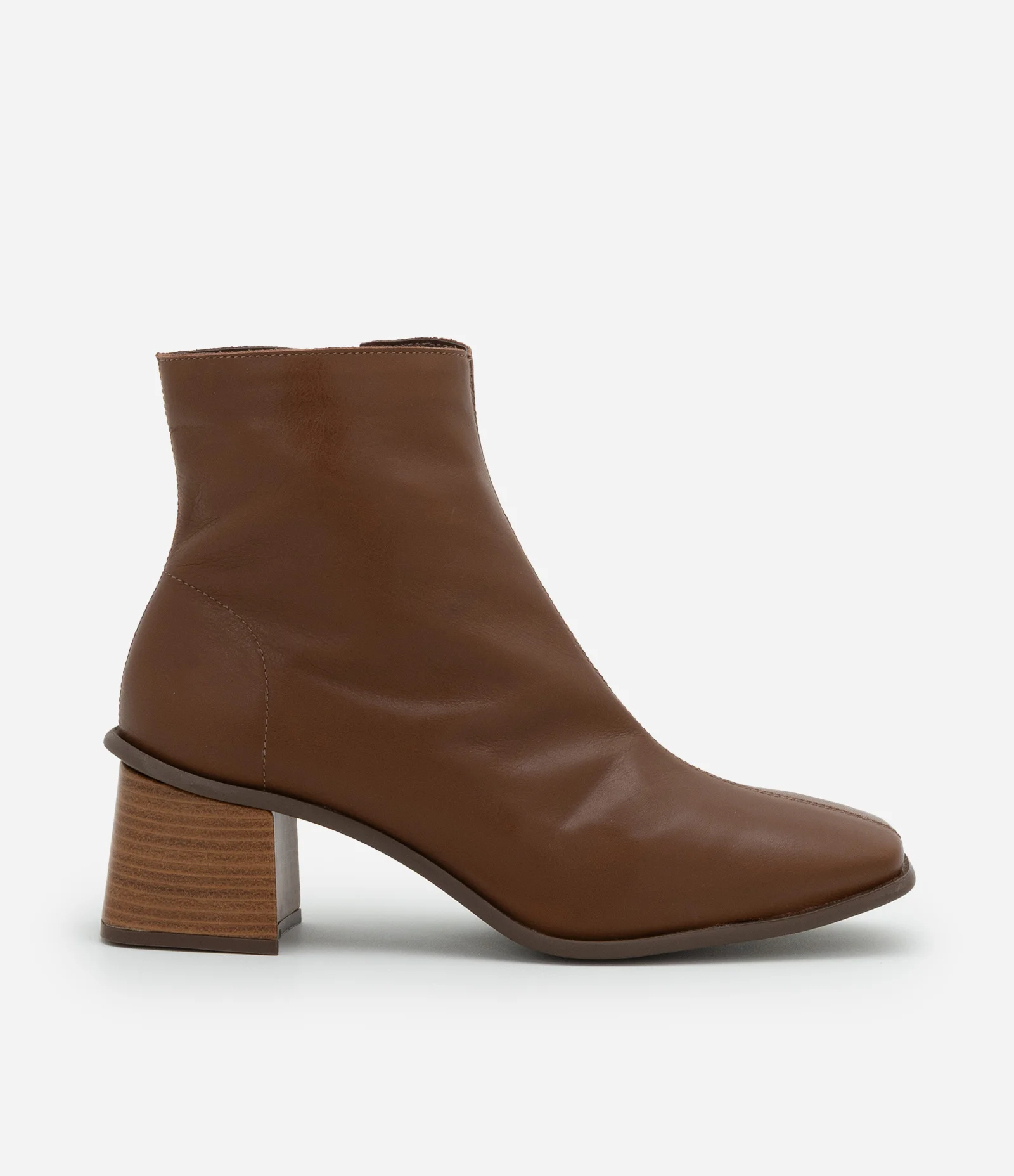 Bota Cano Médio em Couro com Bico Quadrado e Salto Bloco Marrom 1