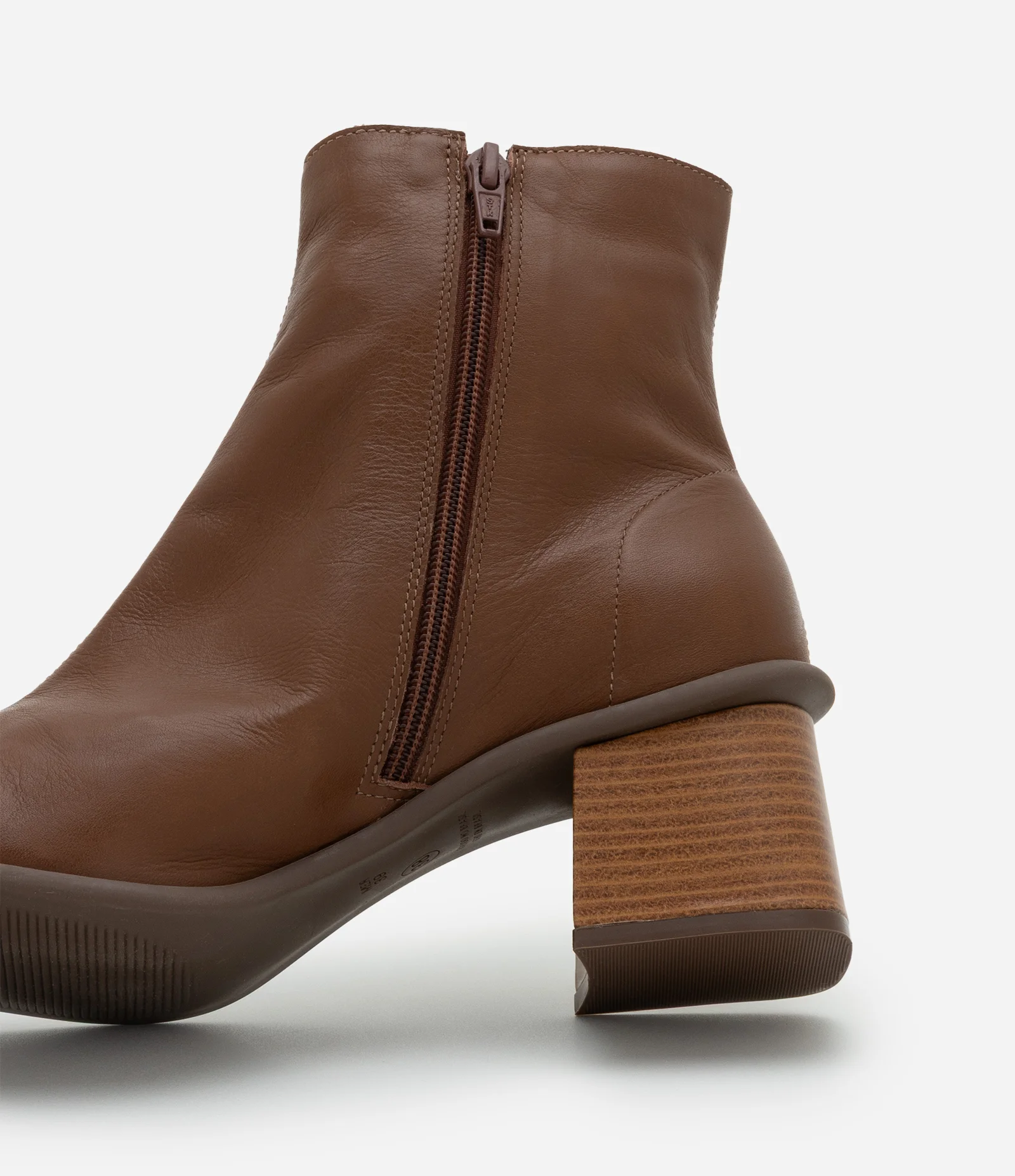 Bota Cano Médio em Couro com Bico Quadrado e Salto Bloco Marrom 3