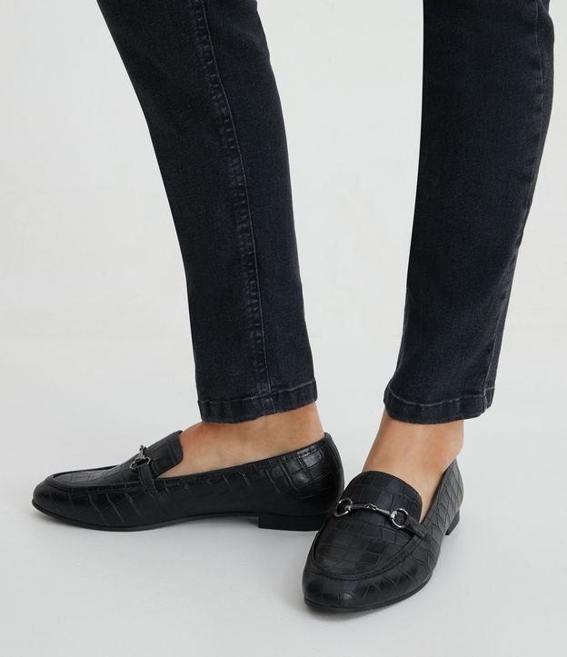 Zapato Loafer con Textura Croco y Detalle en la Parte Superior Negro 2