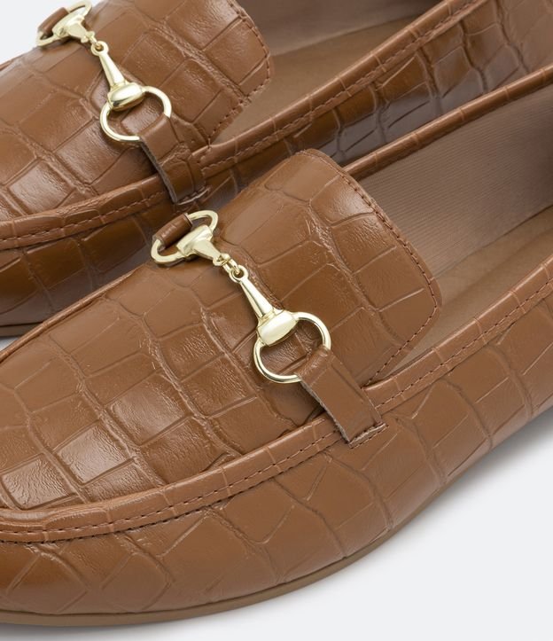 Sapato Loafer com Textura Croco e Bridão no Cabedal Marrom 2