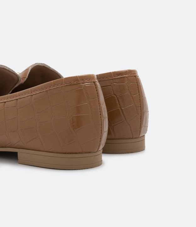 Sapato Loafer com Textura Croco e Bridão no Cabedal Marrom 3