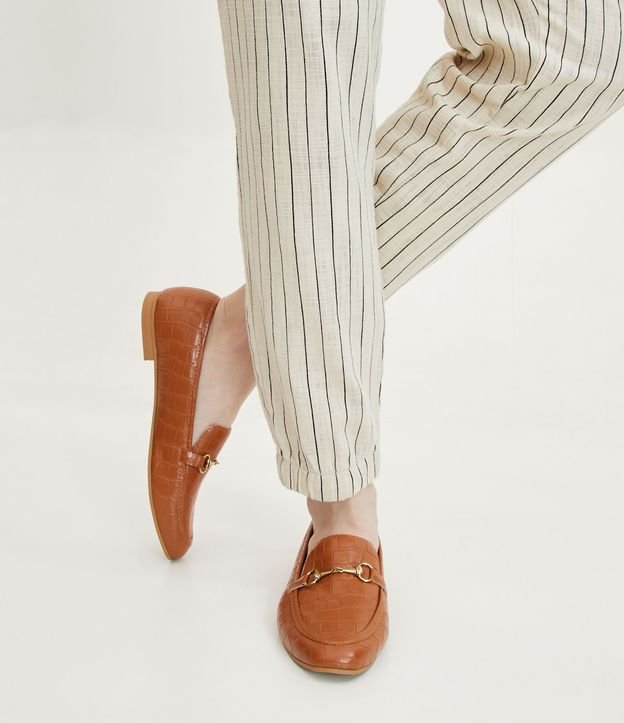 Sapato Loafer com Textura Croco e Bridão no Cabedal Marrom 5