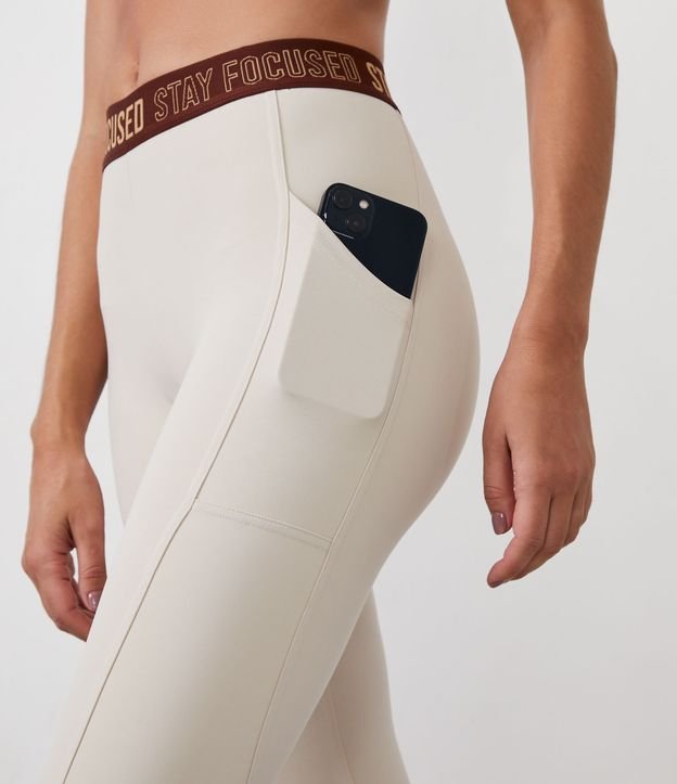 Pantalón Legging en Microfibra con Cinturilla Alta y Lettering Stay Focused Beige 10