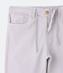 Calça Comfort em Sarja com Cordão e Bolsos