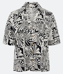 Camisa Manga Curta em Viscolinho com Flores Geométricas Estampadas