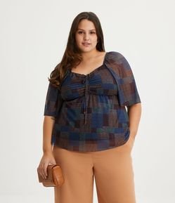 Blusa em Tule com Estampa Abstrata e Franzido no Decote Curve & Plus Size