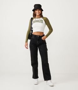 Calça Reta Cargo Cintura Alta em Jeans com Bolsos