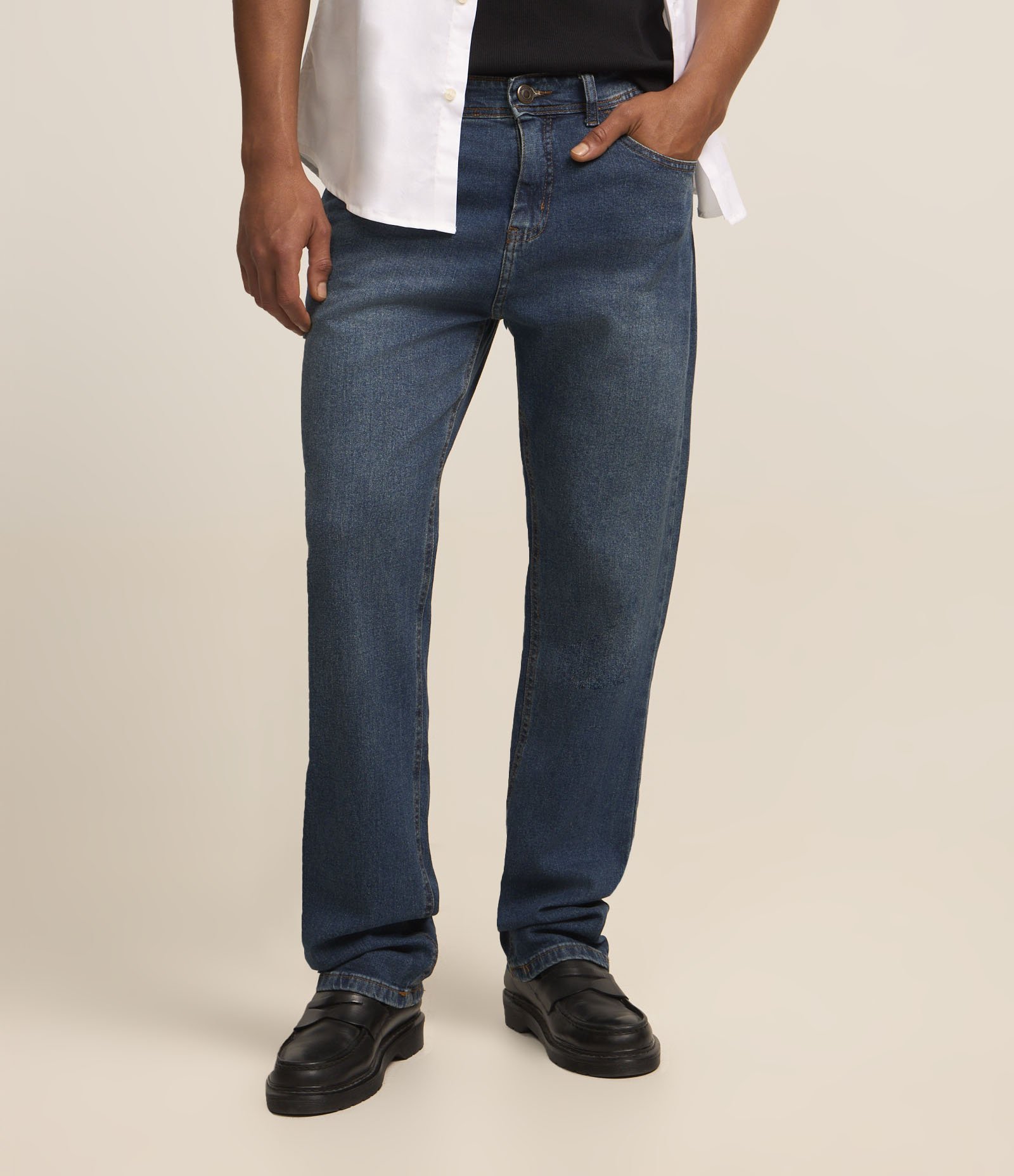 Calça Reta Básica Jeans Denim e Pesponto Contrastante Azul Médio 3