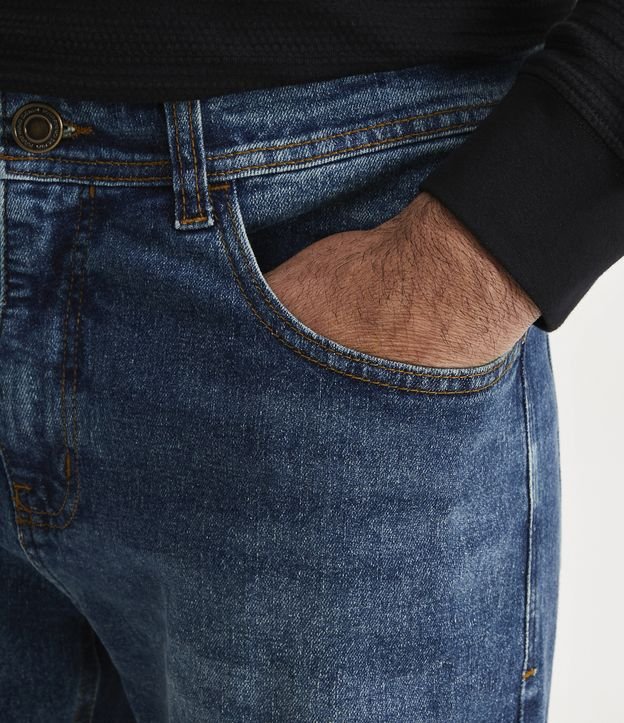 Calça Reta Básica Jeans com Elastano e Pesponto Contrastante Azul Médio 4