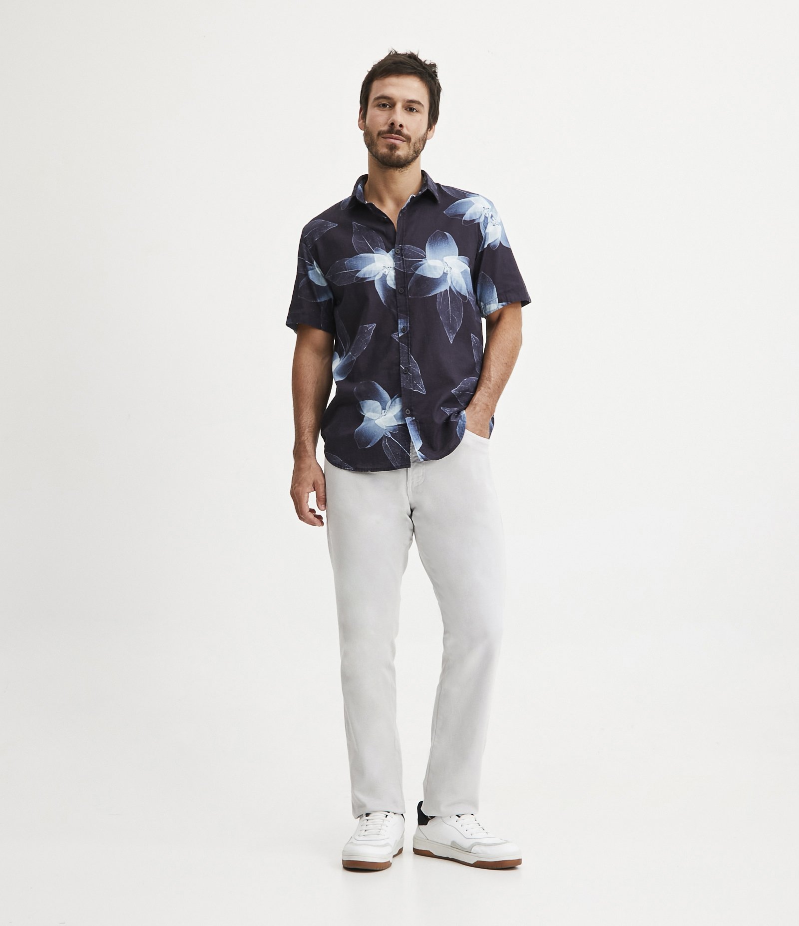 Camisa Comfort em Algodão com Estampa Floral Preto 2