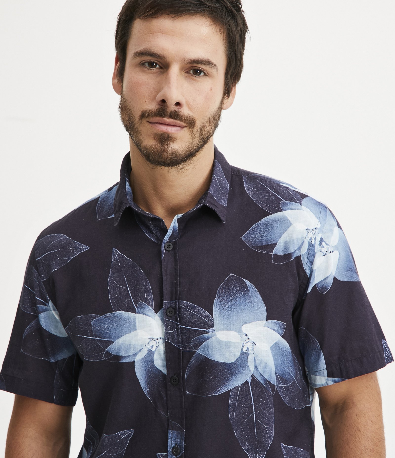 Camisa Comfort em Algodão com Estampa Floral Preto 4