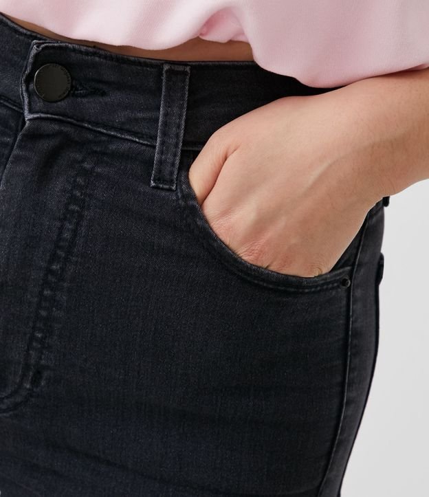 Calça Skinny Cintura Alta em Jeans Estonado com Bolsos Preto Estonado 4