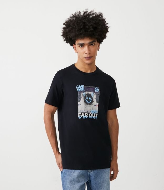 Camiseta Regular em Meia Malha com Estampa de Astronauta Grafitado - Cor: Preto - Tamanho: PP