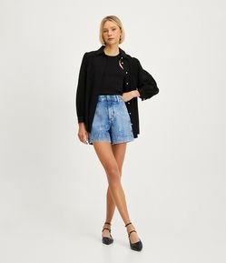 Short Jeans com Cintura Média e Aplicação de Pedrarias