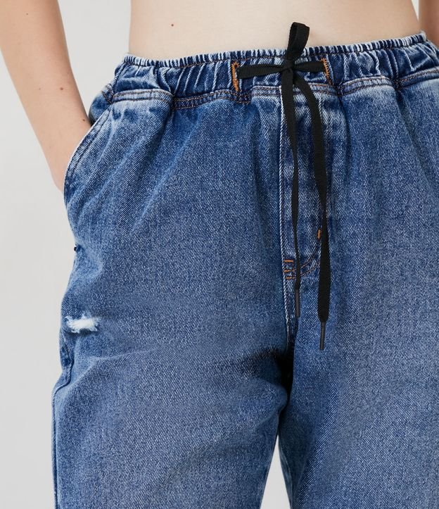 Calça Jogger Jeans com Amarração no Cós e Detalhes Puídos Azul 4