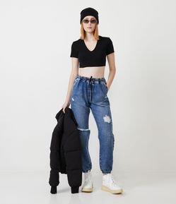 Calça Jogger Jeans com Amarração no Cós e Detalhes Puídos