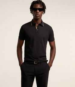 Camisa Polo Regular em Algodão Peruano com Detalhe Contrastante na Gola