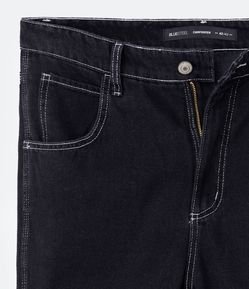 Calça Reta Loose em Jeans com Bolsos e Pesponto Contrastante