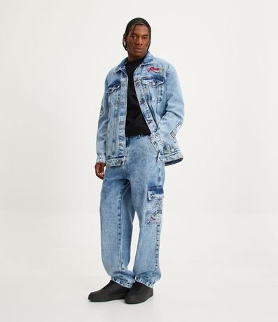 Calça Baggy Jeans com Bolso Cargo Bordados e Efeito Marmorizado Azul
