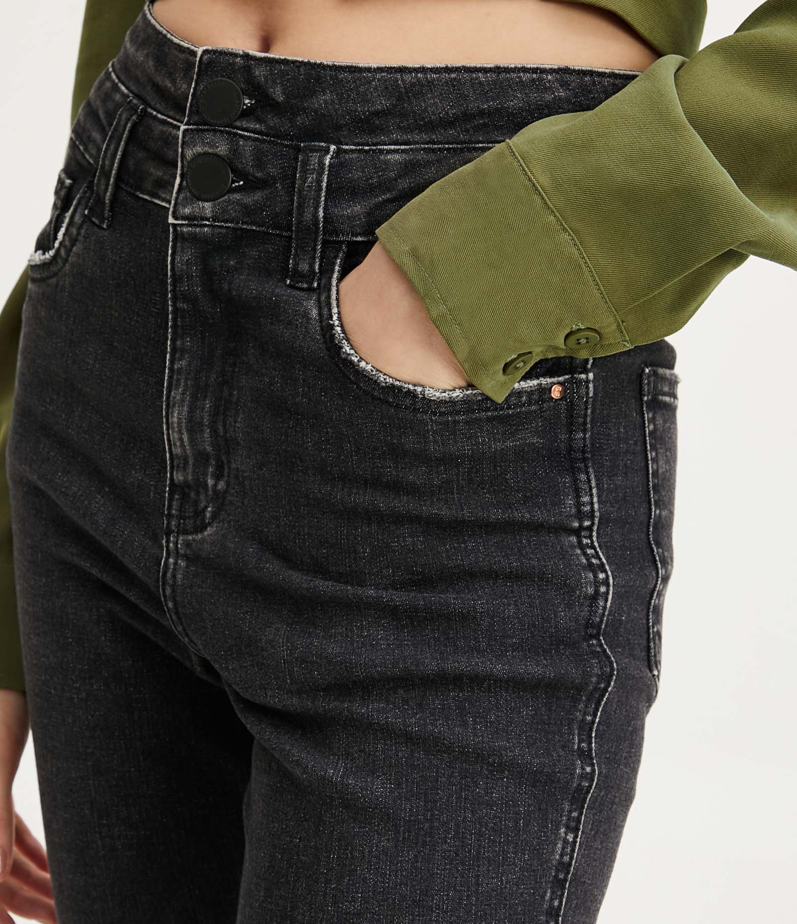 Calça Skinny Cintura Alta em Jeans com Bolsos e Fenda na Barra Preto Estonado 4