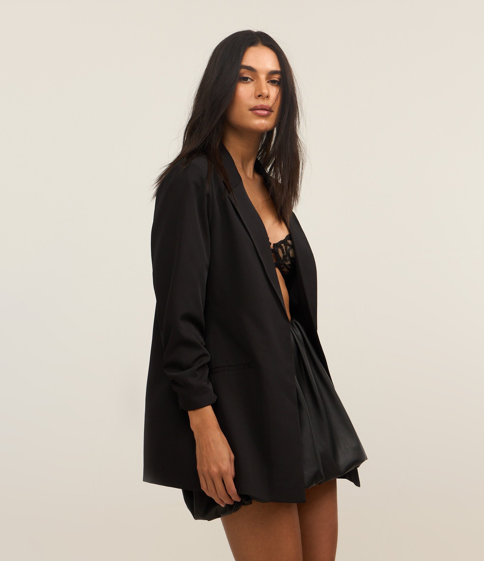 Blazer Longo Alfaiatado em Crepe com Manga Enrugada Preto 1
