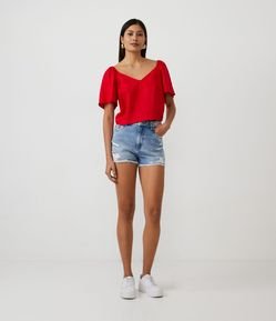 Short Cintura Alta em Jeans com Barra Desfeita e Destaque no Cós