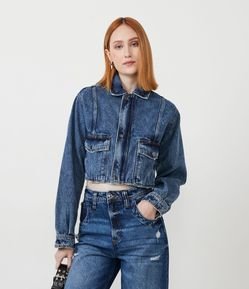 Jaqueta Cropped em Jeans com Bolsos e Prega no Punho