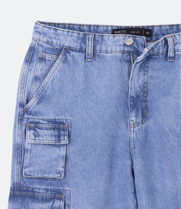 Calça Wide Leg Jeans com Bolsos Cargo e Etiqueta Aplicada Azul Médio 7