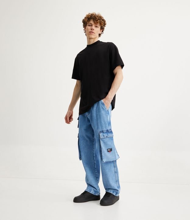 Calça Wide Leg Jeans com Bolsos Cargo e Etiqueta Aplicada Azul Médio 1