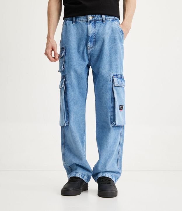 Calça Wide Leg Jeans com Bolsos Cargo e Etiqueta Aplicada Azul Médio 2