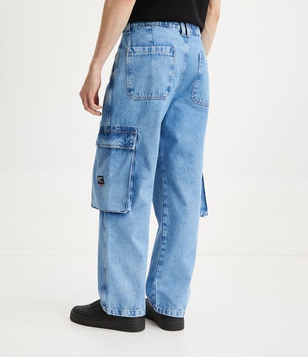 Calça Wide Leg Jeans com Bolsos Cargo e Etiqueta Aplicada Azul Médio 3