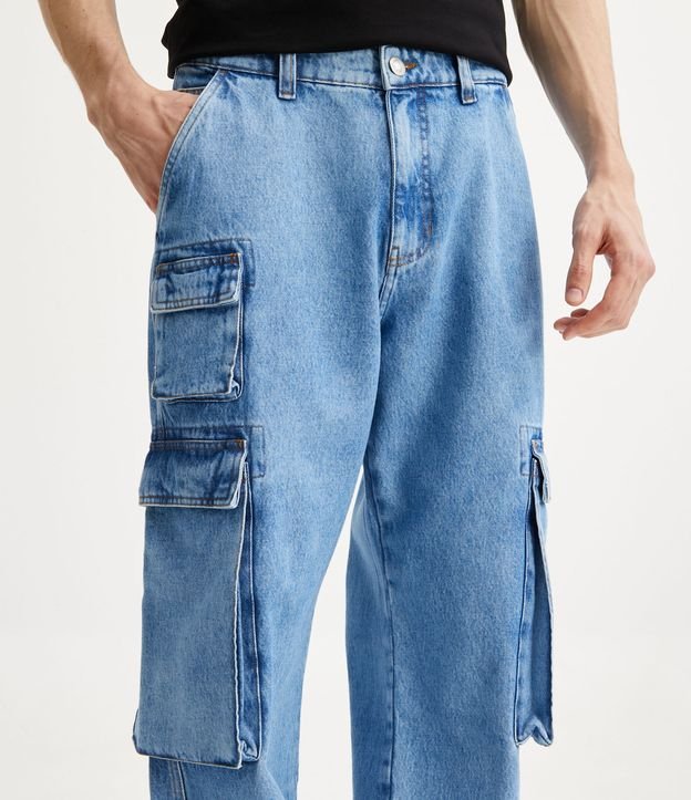Calça Wide Leg Jeans com Bolsos Cargo e Etiqueta Aplicada Azul Médio 4