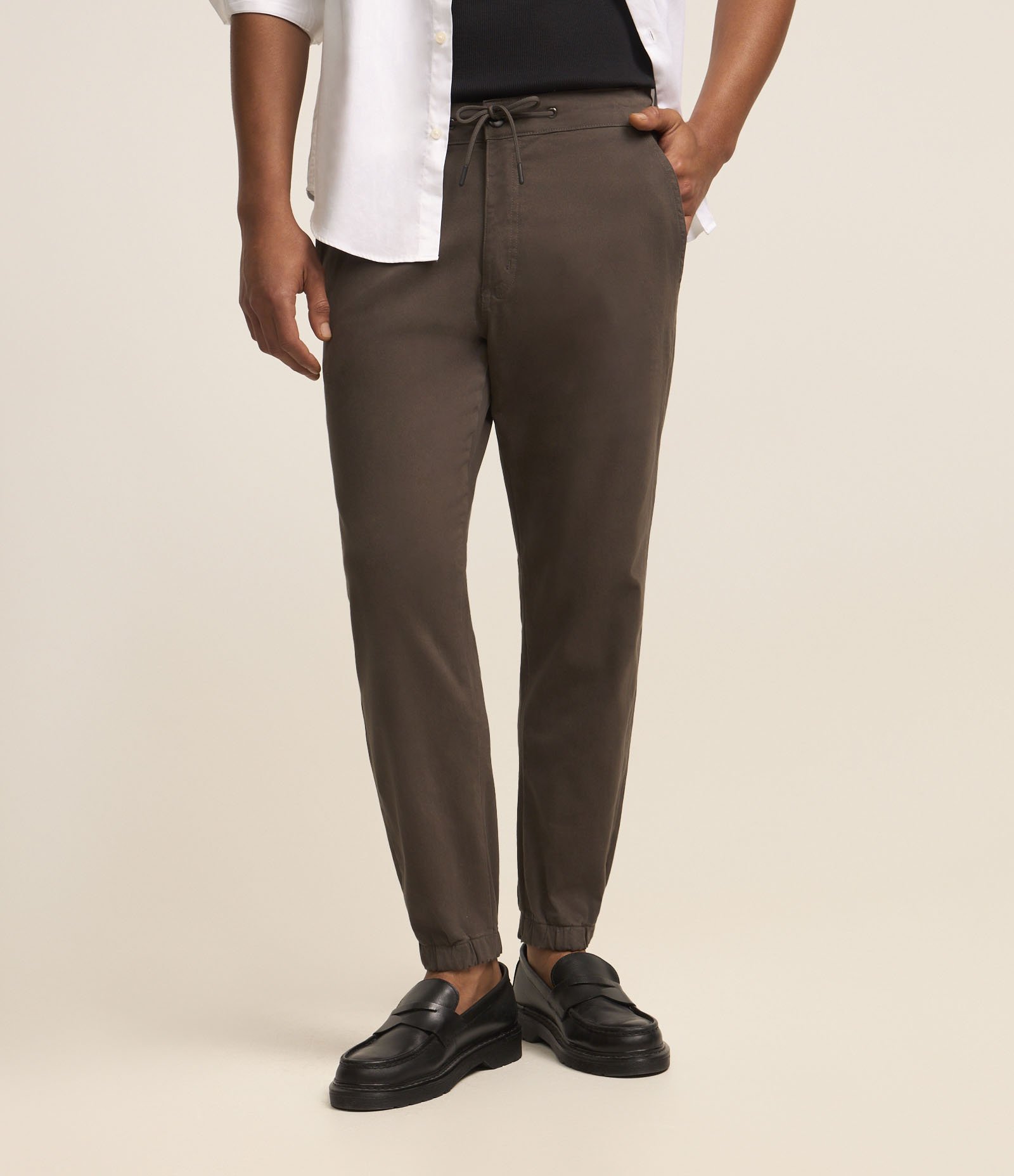 Calça Jogger em Sarja com Amarração na Cintura Cinza Escuro 3