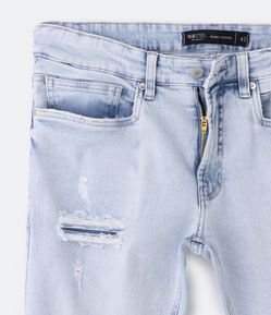 Calça Skinny Cropped Jeans Delavê com Puídos e Barra Dobrada