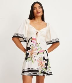 Vestidinho Manga Curta em Linho com Laço no Busto e Estampa Tropical