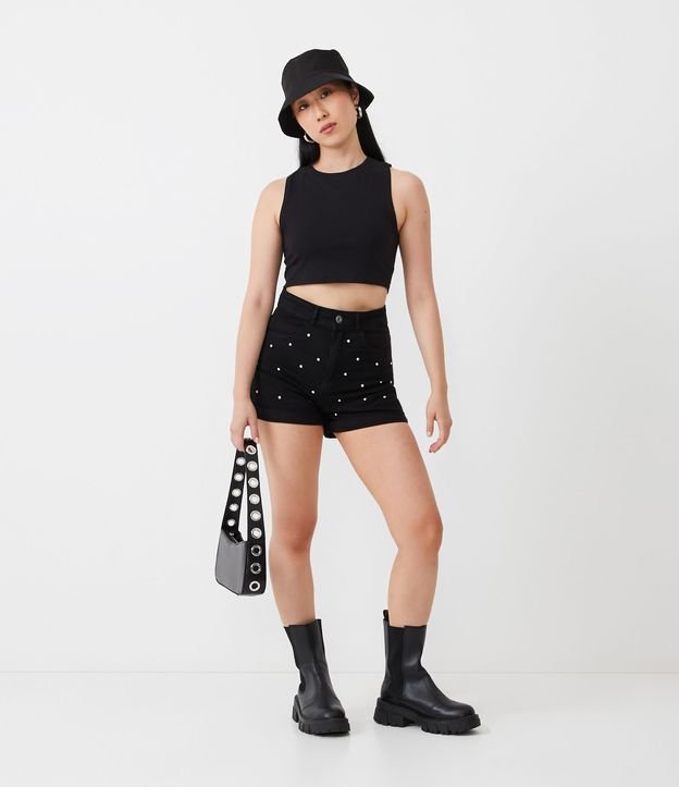 Short Hot Pants em Sarja com Tachas Aplicadas e Barra Dobrada