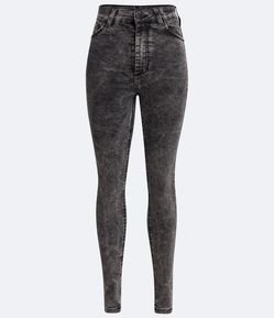 Calça Skinny em Jeans Estonado com Bolsos