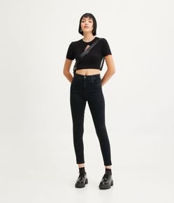 Calça Skinny Cintura Alta em Jeans com Bolsos