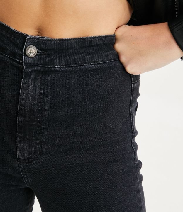 Calça Flare em Jeans com Bolsos Traseiros e Fenda Lateral Preto 4