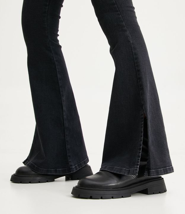 Calça Flare em Jeans com Bolsos Traseiros e Fenda Lateral Preto 5