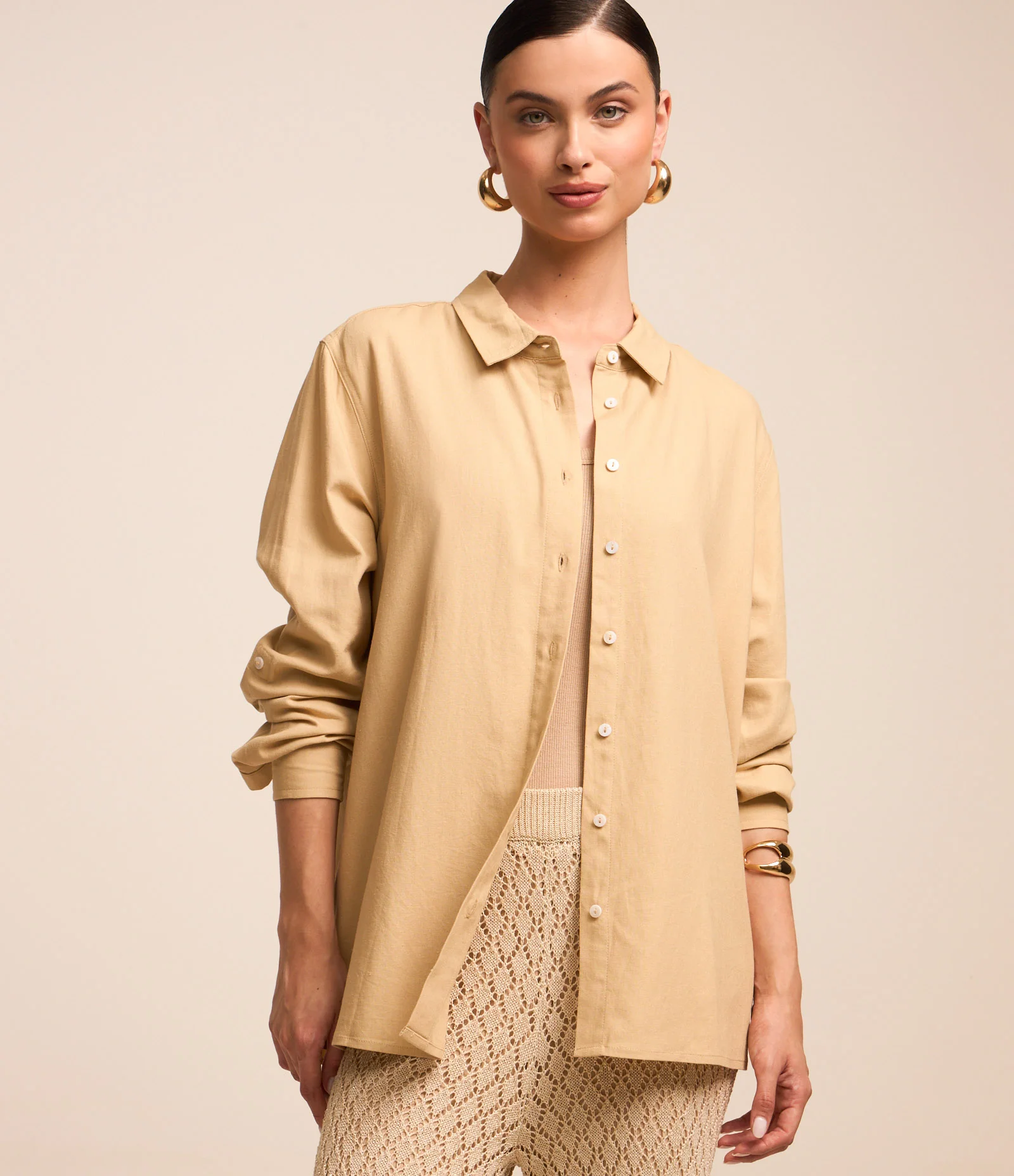 Camisa Básica em Viscolinho com Detalhe na Manga Bege 1