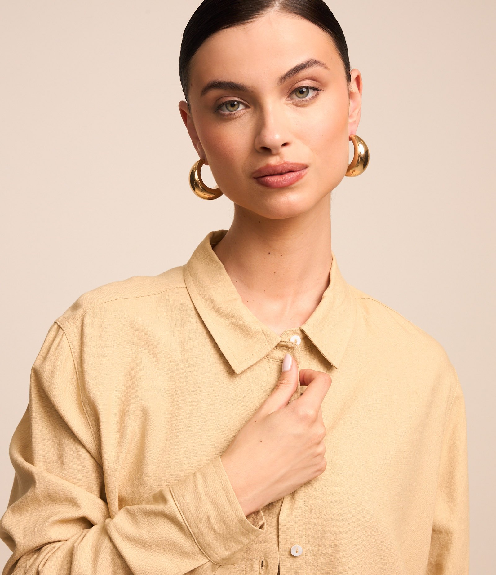 Camisa Básica em Viscolinho com Detalhe na Manga Bege 3