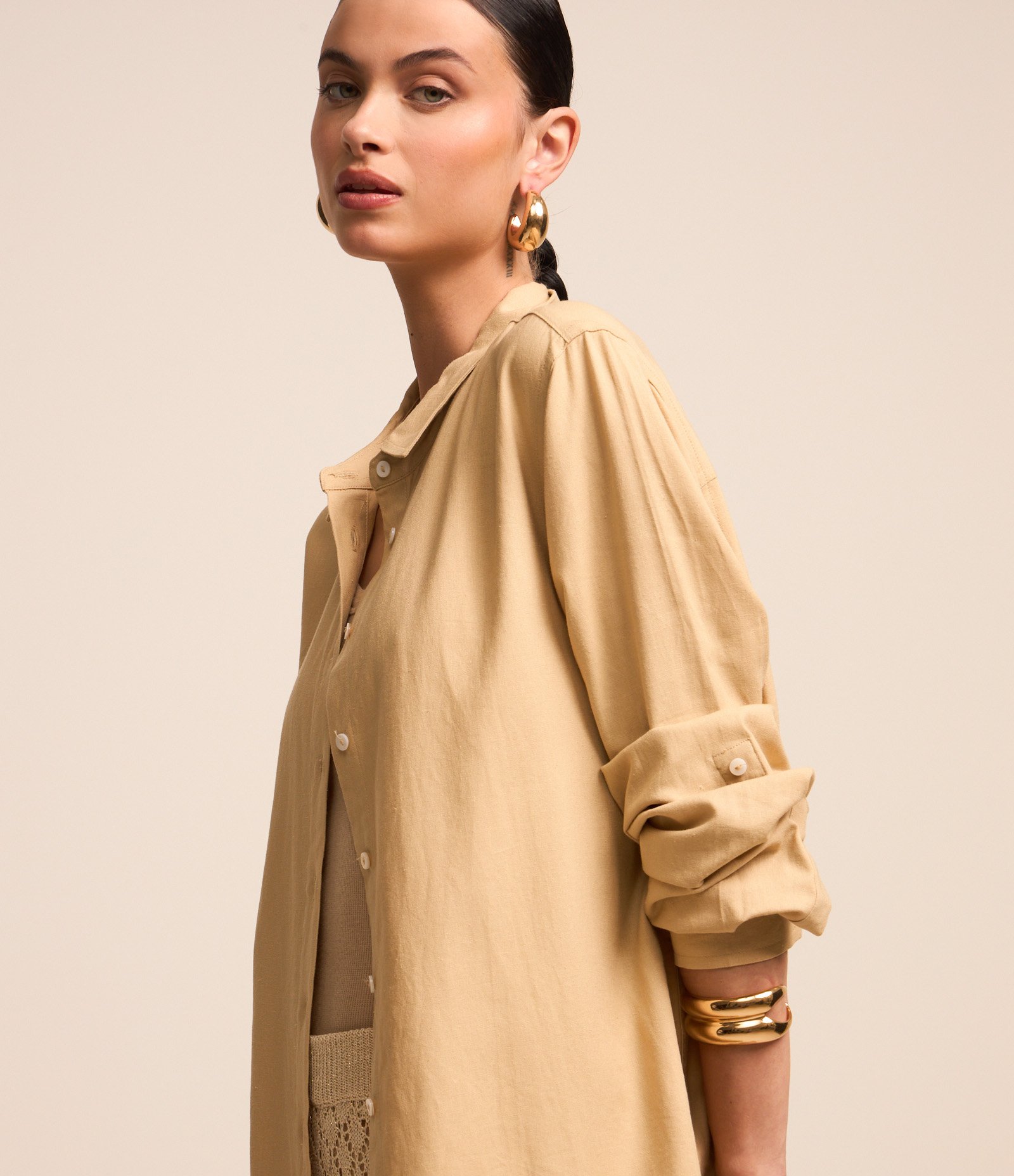 Camisa Básica em Viscolinho com Detalhe na Manga Bege 4