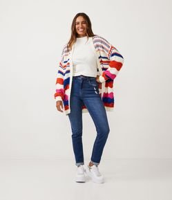 Calça Mom Cintura Alta em Jeans com Puídos e Barra Dobrada