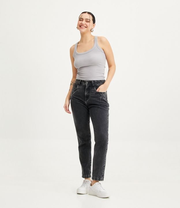Calça Mom Jeans com Bolso Diferenciado e Recortes Preto Estonado 1