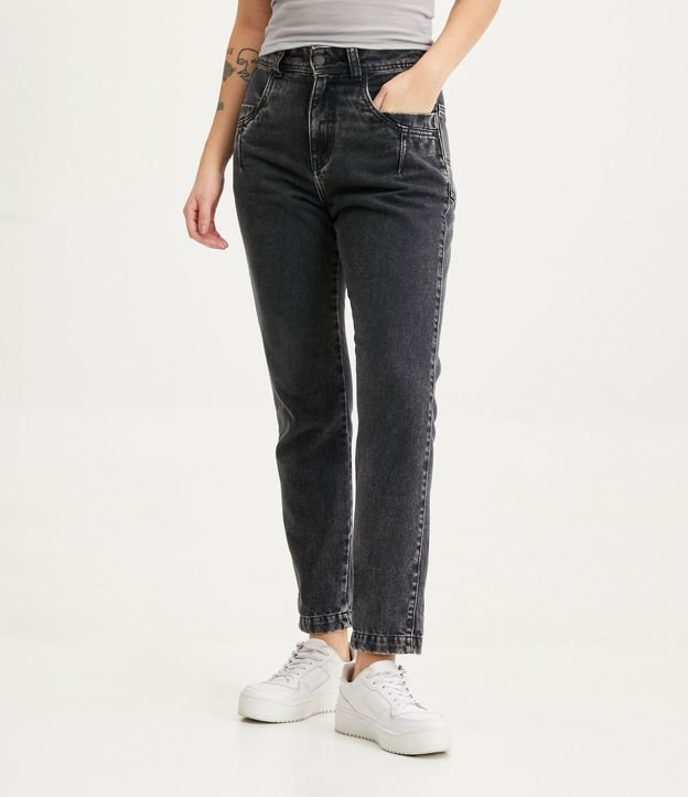 Calça Mom Jeans com Bolso Diferenciado e Recortes Preto Estonado 2