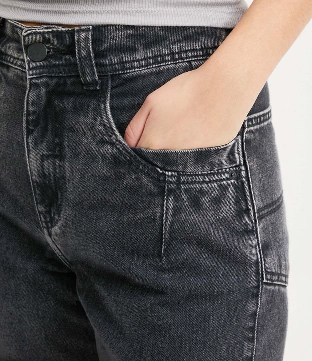 Calça Mom Jeans com Bolso Diferenciado e Recortes Preto Estonado 4