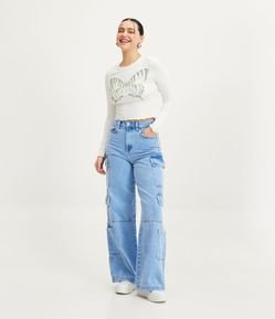 Calça Reta Cintura Média em Jeans com Bolsos e Recortes nos Joelhos