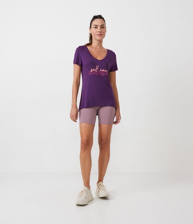 Remera Deportiva en Viscosa con Manga Corta y Lettering Violeta 2