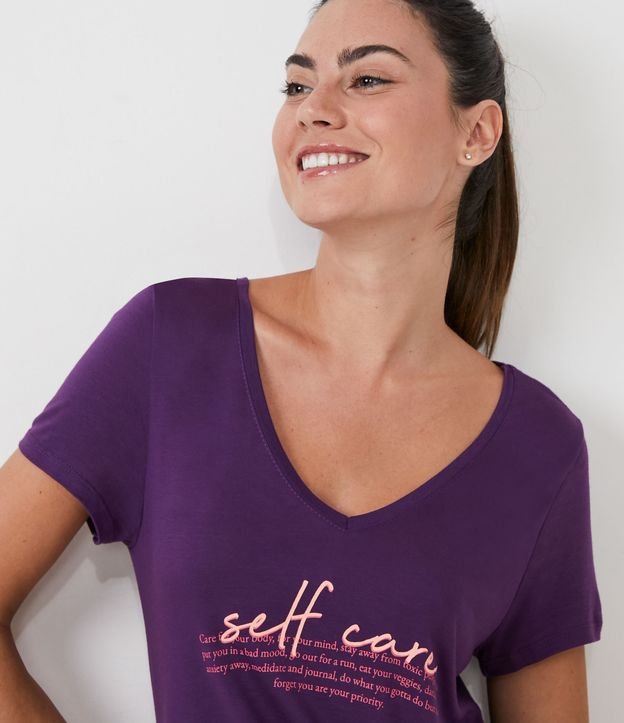 Remera Deportiva en Viscosa con Manga Corta y Lettering Violeta 4